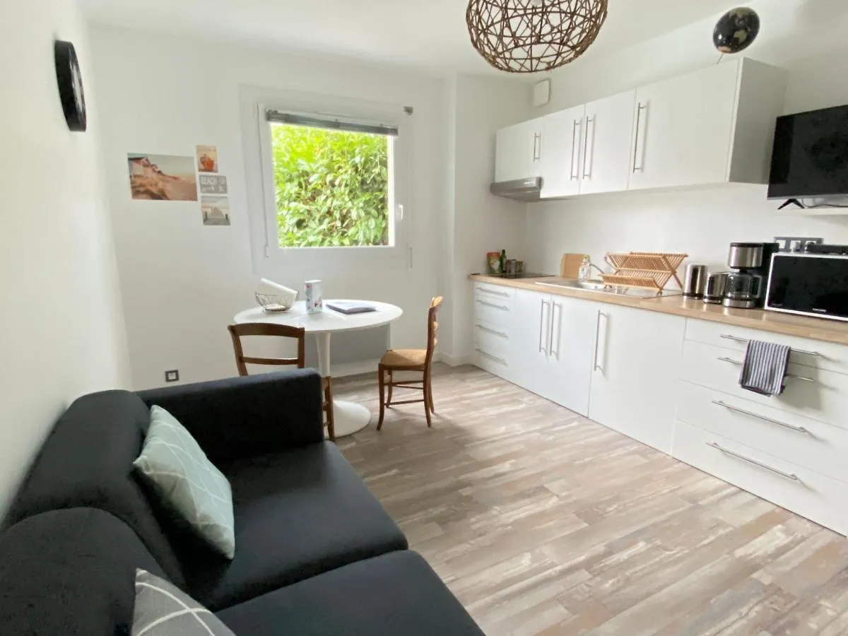 Residence Des 3 Iles, En Plein Centre-Ville, A 5 Min Des Plages, 3 Appartements Neufs Étables
